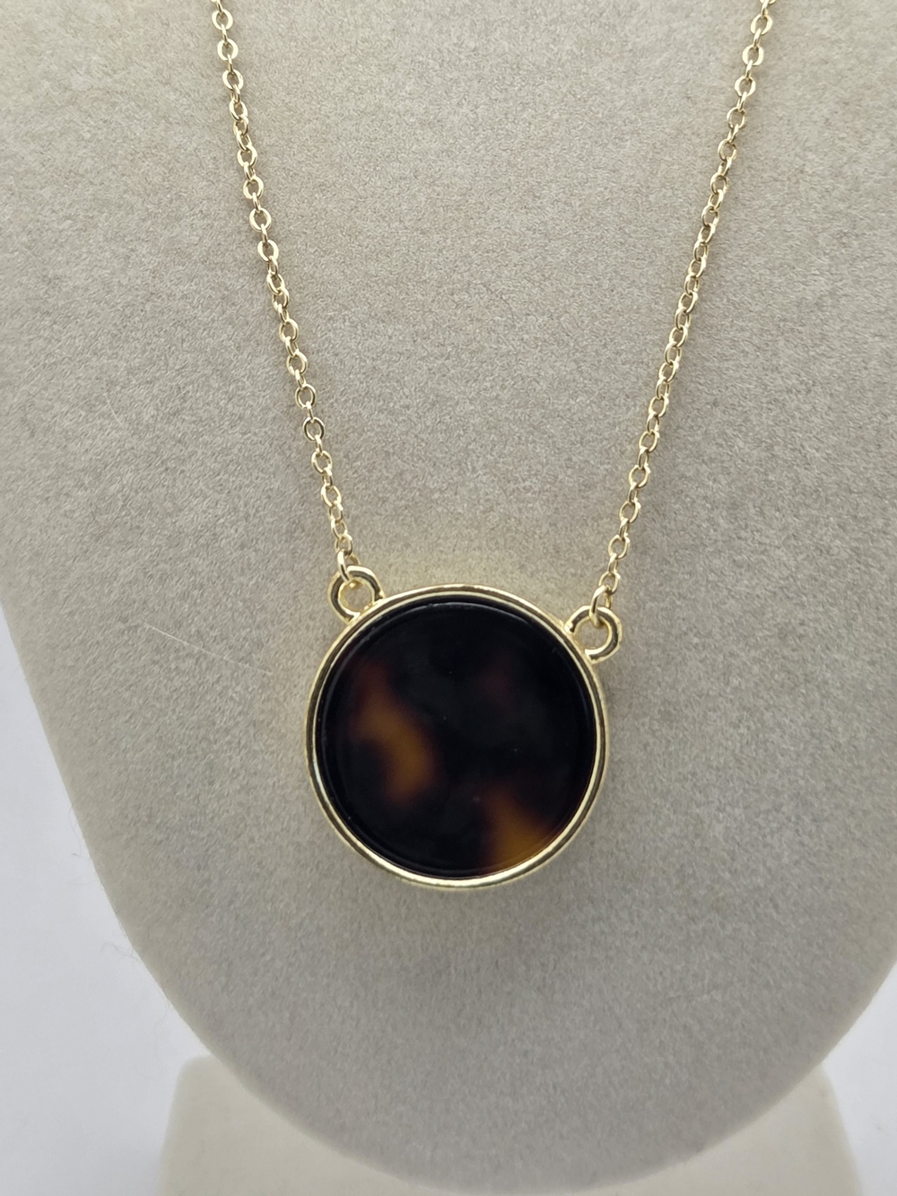 Fornash Gold Tone Tortoise Shell Round Pendant Necklace 19"